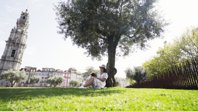 Frau-im-Schatten-unter-einem-Baum-im-sonnigen-Tag-entspannend
