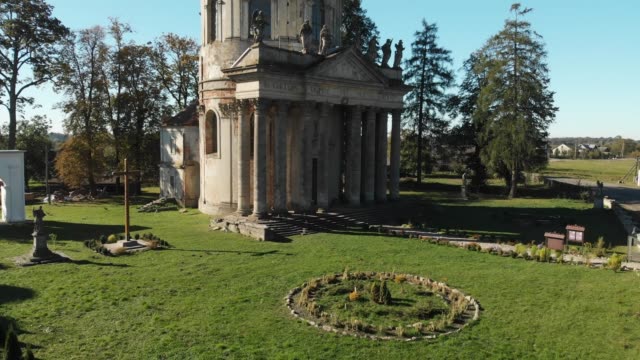 Atholic-Kirche-mit-Doppelpunkten-in-Osteuropa