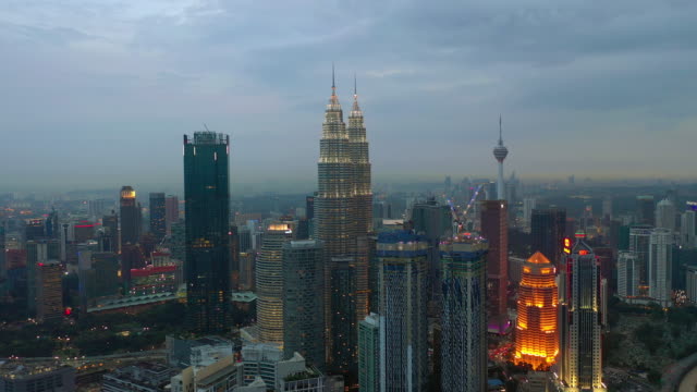 Sonnenuntergang-Dämmerung-Beleuchtung-Kuala-Lumpur-Stadtzentrum-Antenne-Panorama-4k-Malaysia