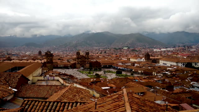 Panoramablick-über-Main-Square-von-Cusco-Stadt-mit-Menschen-zu-Fuß-auf-Sie