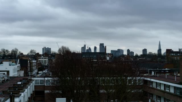 Timelapse-of-the-skyscrappers-buildings-on-the-center-of-London-on-a-cloudy-day