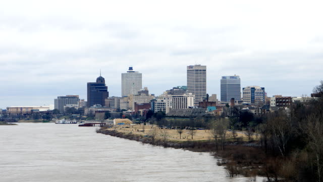 Scene-of-Mississippi-River-and-Memphis-skyline