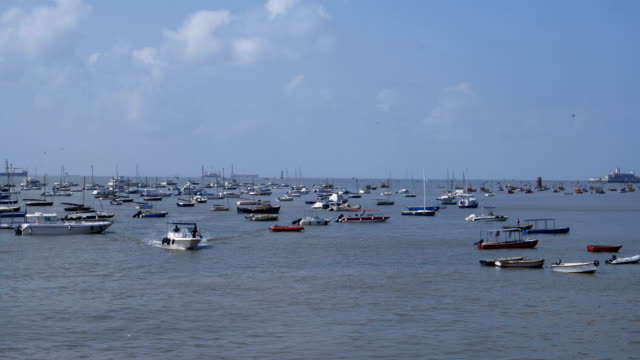 Boote-schwimmen-im-Meer-in-Mumbai,-Worli-Seeverbindung.