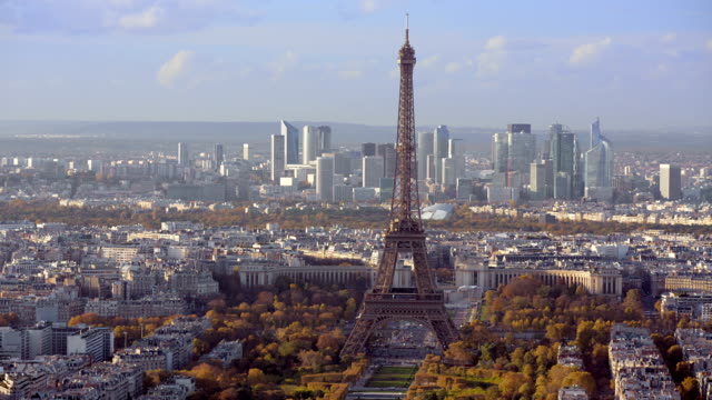 París,-Francia,-20-de-noviembre-de-2014:-Toma-aérea-de-la-creación-de-la-Eiffel-Tower.-de-día