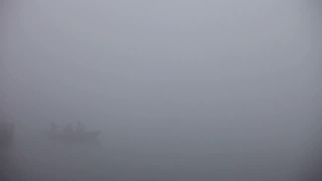 Barco-en-la-niebla-en-el-Ganges:-Varanasí,-India