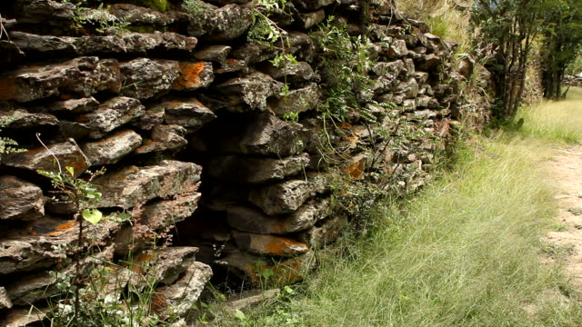 Antiguo-de-pared-construida-por-Wari-personas