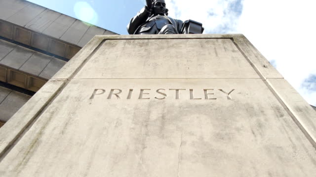 Statue-of-Joseph-Priestley,-Birmingham,---England.