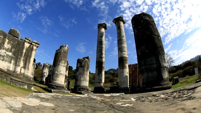 Zeitraffer-Artemis-Tempel-und-Wolkengebilde-im-Hintergrund
