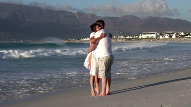 Mann-und-Frau,-die-romantischen-Umarmung-am-Strand,-Kapstadt,-Südafrika