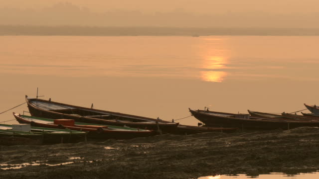 Row-Boote-am-Ganges-River-in-der-Abenddämmerung