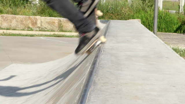 Skateboarder-performing-a-grind