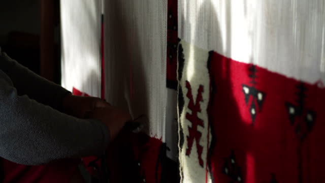 Albaneses-artesanías-tradicional-en-Kruja