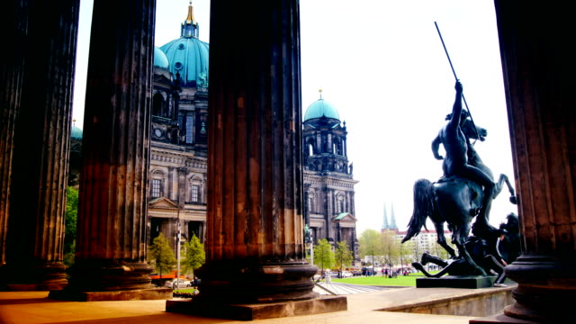 Catedral-de-Berlín,-Berliner-Dom-con-los-turistas-que-visitan-y-a-unos-pasos-de-alrededor