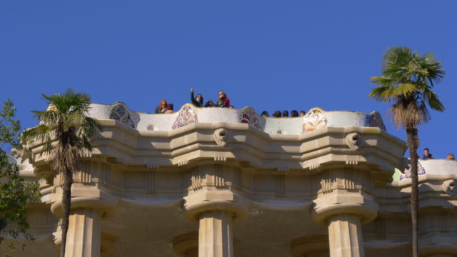 sun-light-barcelona-guell-park-Touristen-gaudi-Balkon-4-k-Spanien