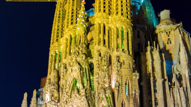 Nachtlicht-barcelona,-der-Sagrada-Familia-vertikale-4-k-Zeitraffer-Spanien