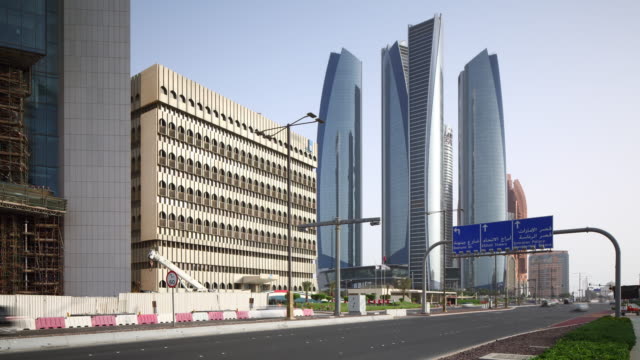 Abu-Dhabi-Emiratos-Árabes-Unidos-día-de-verano-el-famoso-panorama-de-los-edificios-de-la-bahía-de-4-k-lapso-de-tiempo