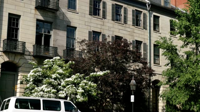 Acercamiento-Avisador-luminoso-calle-típica-estructura-residencial-de-Bostón