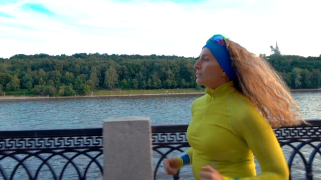 Frau-joggt-in-der-Nähe-des-Stadtflusses