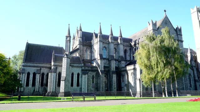 Vista-frontal-de-la-Cathedral-de-St.-Patricks-en-Dublín