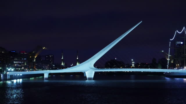 Puente-de-la-mujer-en-Puerto-Madero,-Buenos-Aires