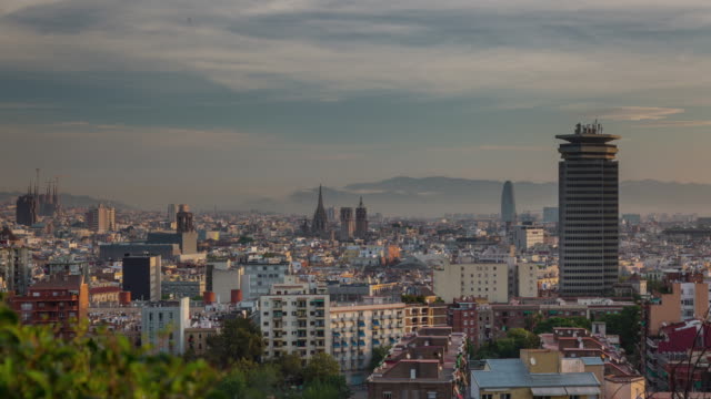 Spanien-Barcelona-Stadt-Sonnenaufgang-Tibidabo-Bergpanorama-4k-Zeitraffer