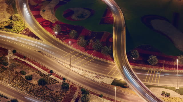 noche-tráfico-calle-dubai-céntrico-azotea-ve-4-k-tiempo-lapso-Emiratos-Árabes-Unidos