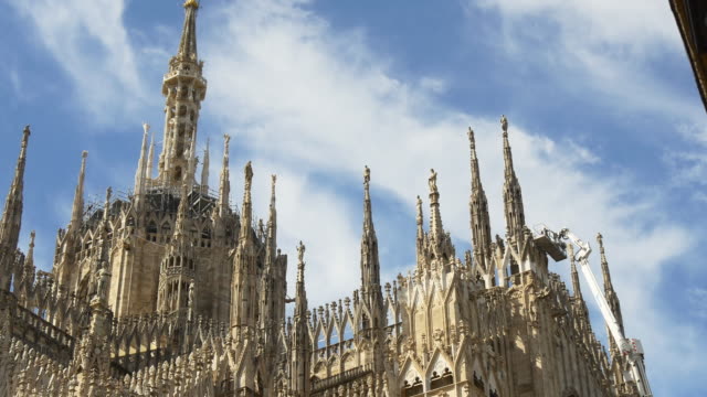 Italia-día-soleado-Milán-ciudad-famoso-duomo-Catedral-techo-superior-decoración-cielo-panorama-4k