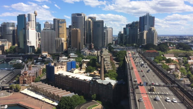 Skyline-von-Sydney-mit-Verkehr-auf-Sydney-Harbour-Bridge