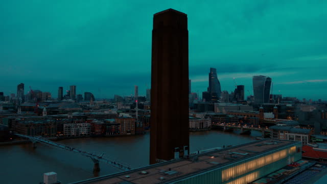 Breite-panning-Shot-von-der-City-of-London,-Themse-und-St-Pauls-Cathedral-während-der-blauen-Stunde