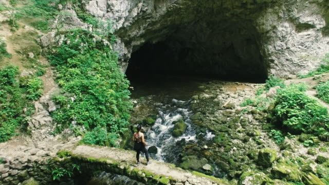 Weibliche-Touristen-genießen-die-wunderschöne-Höhle