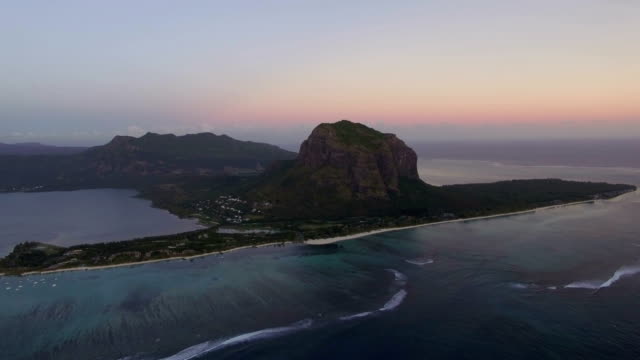 Vista-aérea-de-Isla-Mauricio-con-océano-y-montaña-de-Le-Morne-Brabant