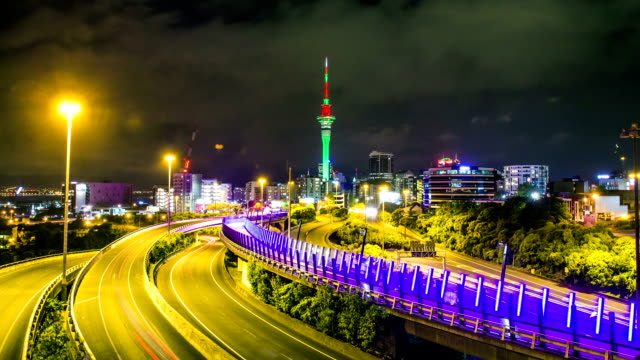 Zeitraffer---Verkehrsansicht-nachts-in-Auckland,-Neuseeland