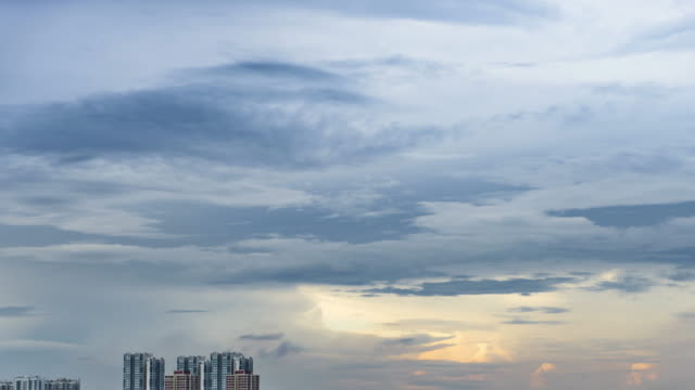 Time-Lapse-Singapur-Wolkenkratzer-und-traditionelle-Wohnungen-Hpouse-Sonnenuntergang