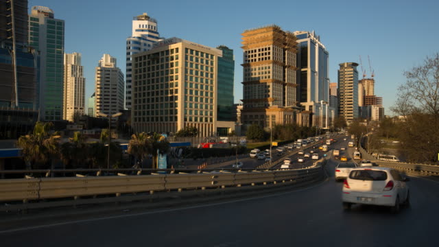 Sonnenuntergang-Straßenverkehr,-Wolkenkratzer-und-Maslak,-Istanbul