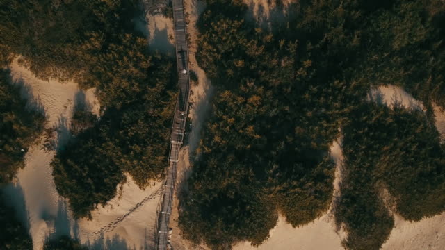 Aerial-Video-von-einem-italienischen-wilden-Strand-bei-Sonnenuntergang