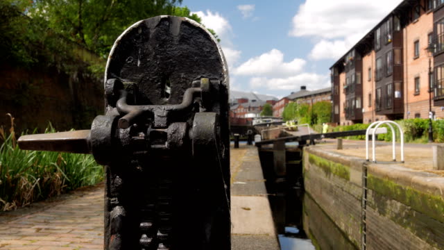 Canal-lock-gate-mechanism.