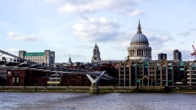St.-Paul-Catedral,-Millenium-Bridge,-río-Támesis,-tiempo-transcurrido,-Londres