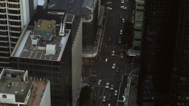 Vista-aérea-del-tráfico-en-el-CBD-de-la-ciudad-de-Auckland-en-hora-punta