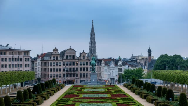 Día-de-skyline-de-la-ciudad-de-Bruselas-para-timelapse-noche-en-Mont-des-Arts-Garden,-lapso-de-tiempo-de-Bruselas,-Bélgica,-de-4-K