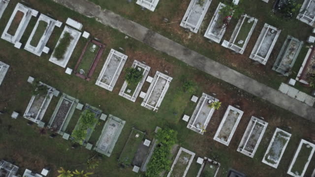 Luftaufnahmen---Vogelperspektive-eines-muslimischen-Friedhofs.