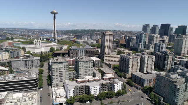 Vistas-al-helicóptero-del-centro-de-Seattle-en-el-soleado-día-de-verano-en-noroeste-pacífico-paisaje-urbano