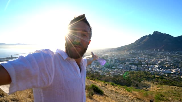 Junger-Mann-unter-Selfie-Porträt-in-Kapstadt-bei-Sonnenaufgang