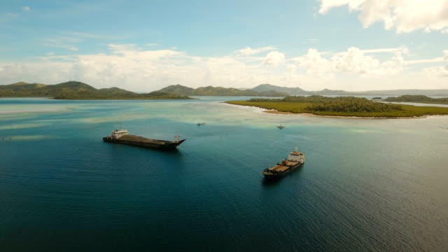 Naves-aéreas-de-carga-y-pasajeros-en-el-mar.-Filipinas,-Siargao