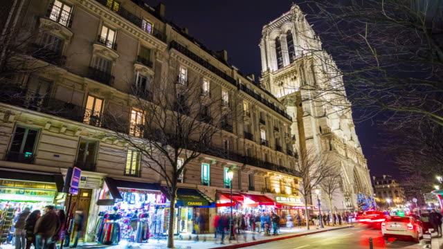 noche-de-Francia-París-d-tráfico-panorama-de-Catedral-de-notre-dame-calle-4k-lapso-de-tiempo