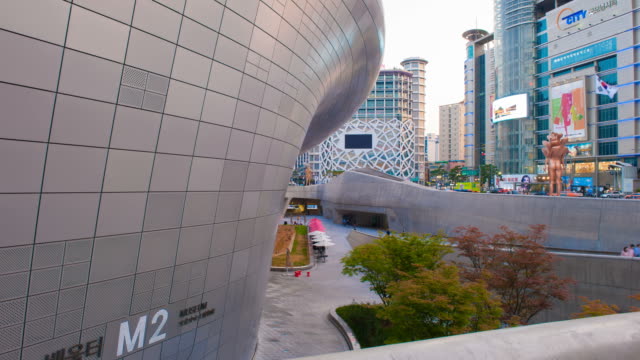 Dongdaemun-Design-Plaza-(DDP)-in-Seoul,-Südkorea.-4K-Zeitraffer.