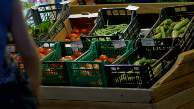 Gemüse-steht-am-Markt