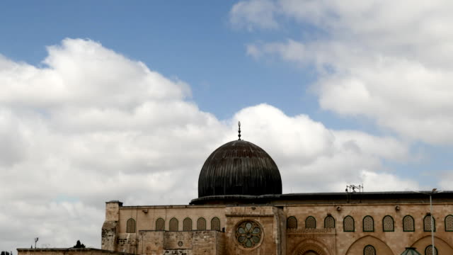 Cúpula-de-la-mezquita-Al-Aqsa-bajo-el-nublado-cielo-azul.-Lapso-de-tiempo.