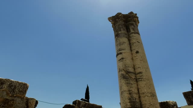Spitzen-der-Säulen-im-alten-Tempel-in-Israel