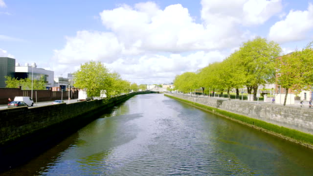 Panorama-en-un-día-soleado-de-puente-de-Liffey-en-Dublín,-Irlanda