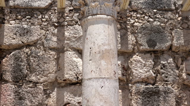 Pilar-recargado-en-la-antigua-sinagoga-en-Israel